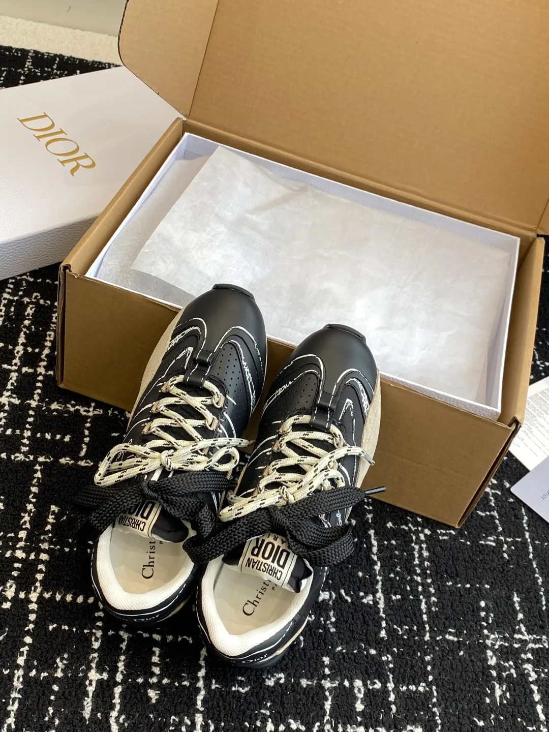 👟👟Ex-factory price 680👟👟 Purchasing grade (synchronized on the official website ✈️box packaging) Dior D-Sketch sneakers made a wonderful appearance at the Dior 25ss spring and summer ready-to-wear series show, highlighting the classic retro aesthetics. They are carefully made of white nylon and cow leather, decorated with printed logos inspired by the shoe production stage, with beige suede cowhide panels and double shoelaces. Handwritten Christian Dior Paris signature on the side, Christian Dior Paris signature panels and plaques on the heel and tongue. Paired with two-tone slim rubber soles, they add a touch of couture to any casual look. Size: #Female 35-40 (No return or exchange if order is made at 40) #Men 39-45 (No return or exchange if order is made at 45) (It will be shipped in about 20 days under development)
